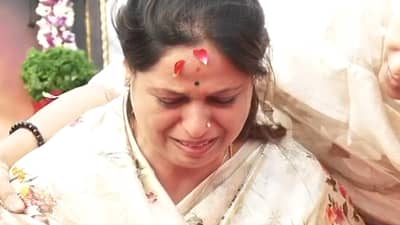 Ashwini Jagtap Emotional | विजयानंतर अश्विनी पतीच्या स्मृतीस्थळी पोहोचल्या आणि संयमाचा बांध फुटला, ढसाढसा रडू लागल्या...