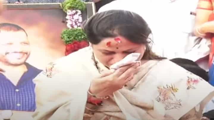 चिंचवड पोटनिवडणूक जिंकल्यानंतर अश्विनी जगताप ढसाढसा रडल्या अन्..., बघा व्हिडीओ चिंचवड पोटनिवडणूक जिंकल्यानंतर अश्विनी जगताप ढसाढसा रडल्या अन्..., बघा व्हिडीओ