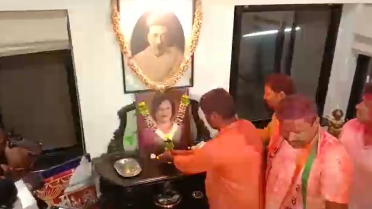 Video : सुसंस्कृत राजकारणाचा धडा, विजयानंतर धंगेकरांनी मुक्ता टिळक यांच्या घरी जाऊन वाहिली आदरांजली