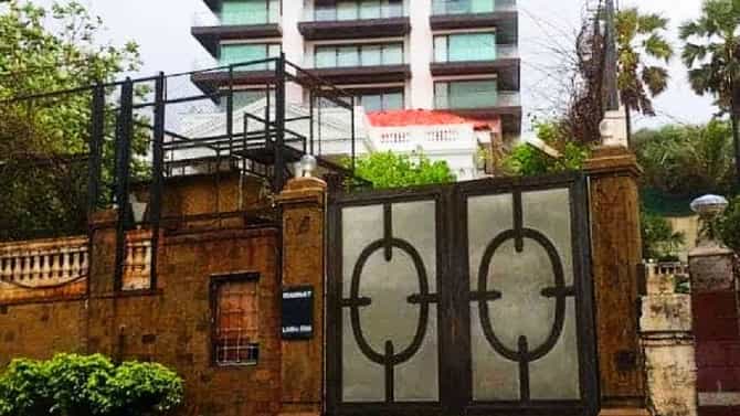 शाहरुख खान याच्या मन्नतची दोघा युवकांनी भिंत तोडली; कारण विचारले असता त्यांनी सांगितले...