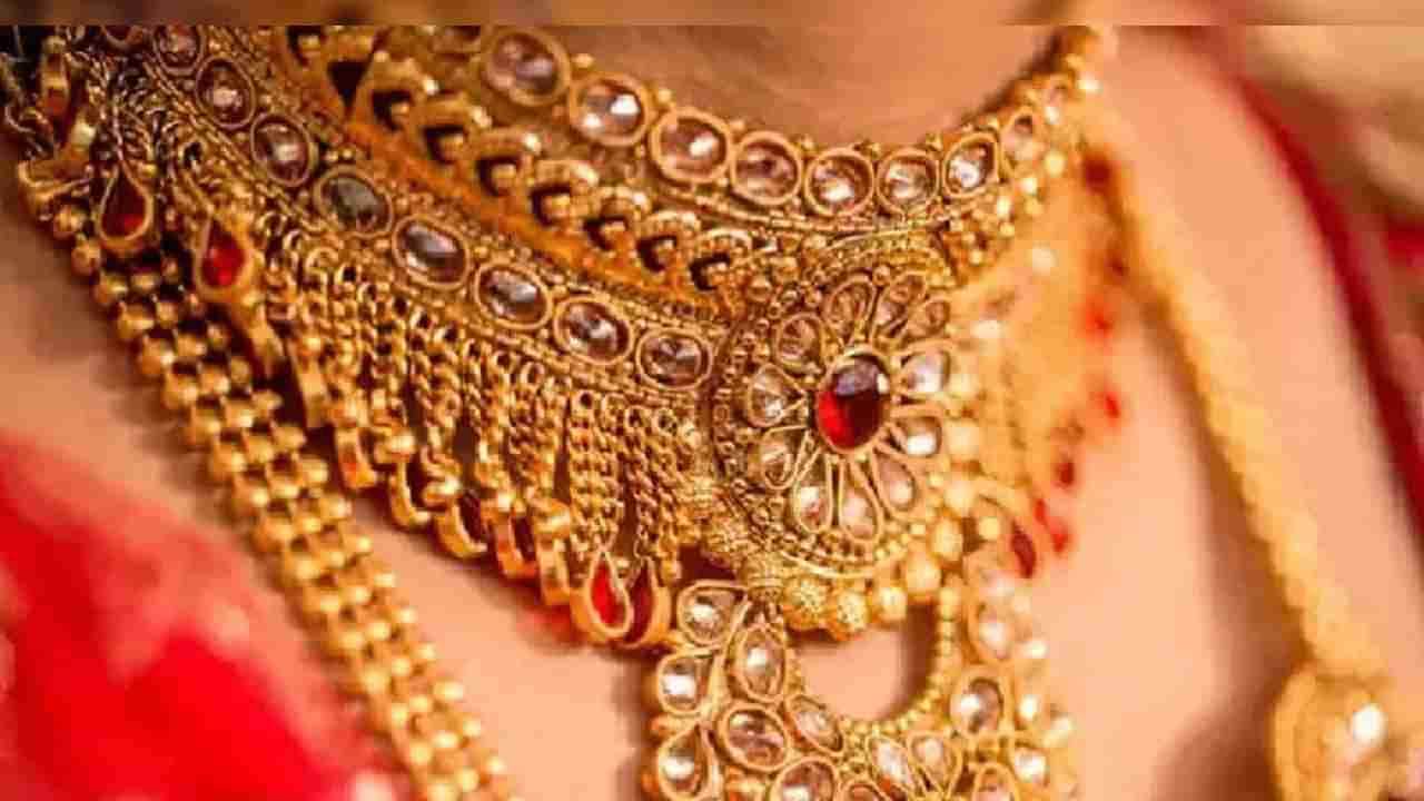 Gold Price Update News : शुक्रवारी पण सोन्यात पडझड, 10 ग्रॅम झाले इतके स्वस्त!