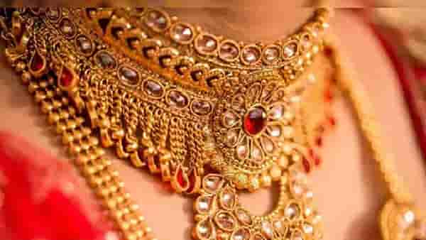Gold Price Update News : शुक्रवारी पण सोन्यात पडझड, 10 ग्रॅम झाले इतके स्वस्त!