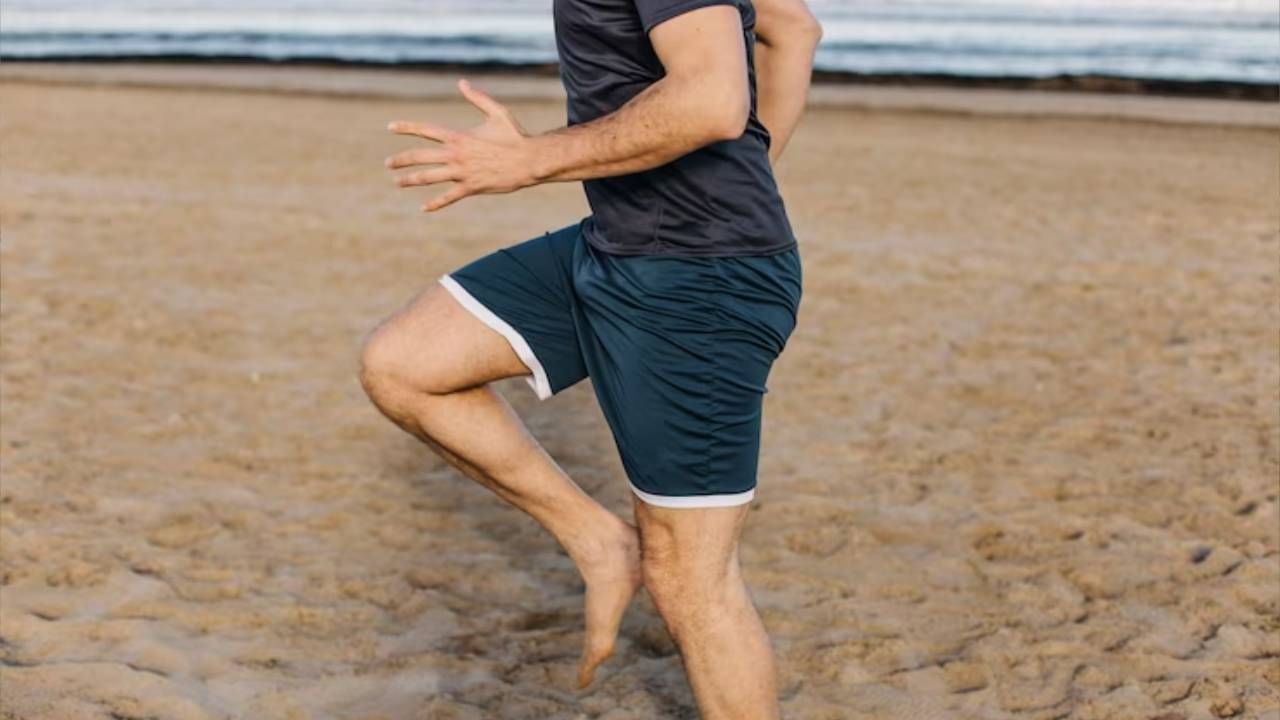  हाय नी रनिंग। High Knee Running : वेगाने धावण्याऐवजी, एकाच ठिकाणी उभे राहूनही तुम्ही हा व्यायाम करू शकता. हे करत असताना, आपला हात वर आणि खाली (पंप) करावा. यामुळे तुमच्या लोअर बॉडीची ताकद वाढेल. (फोटो: Freepik)