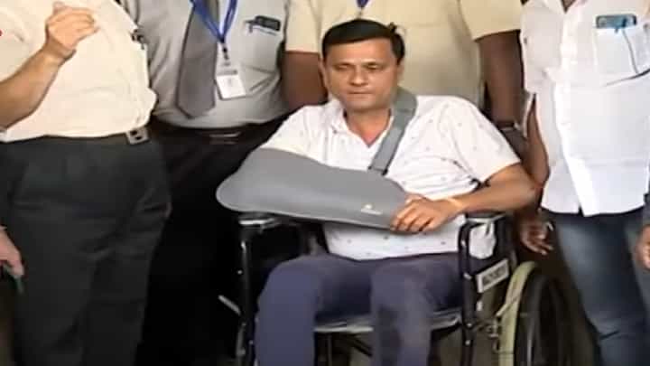 हाताला फ्रॅक्चर, डिस्चार्जनंतर व्हिलचेअरवरून बाहेर येताच संदीप देशपांडे यांनी दिली पहिली प्रतिक्रिया हाताला फ्रॅक्चर, डिस्चार्जनंतर व्हिलचेअरवरून बाहेर येताच संदीप देशपांडे यांनी दिली पहिली प्रतिक्रिया