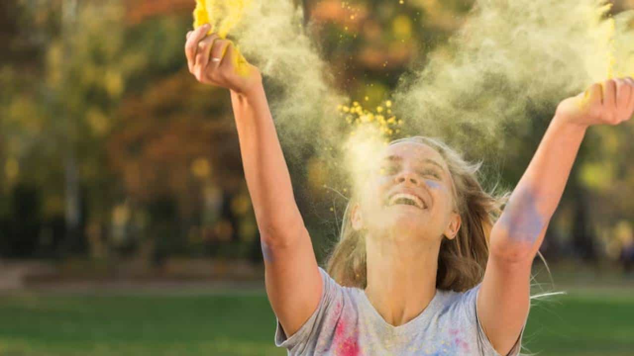 रंगाचा भंग व्हायला नको असेल तर होळीपूर्वी करा जय्यत तय्यारी, त्वचेची काळजी घेण्यासाठी करा खास उपाय