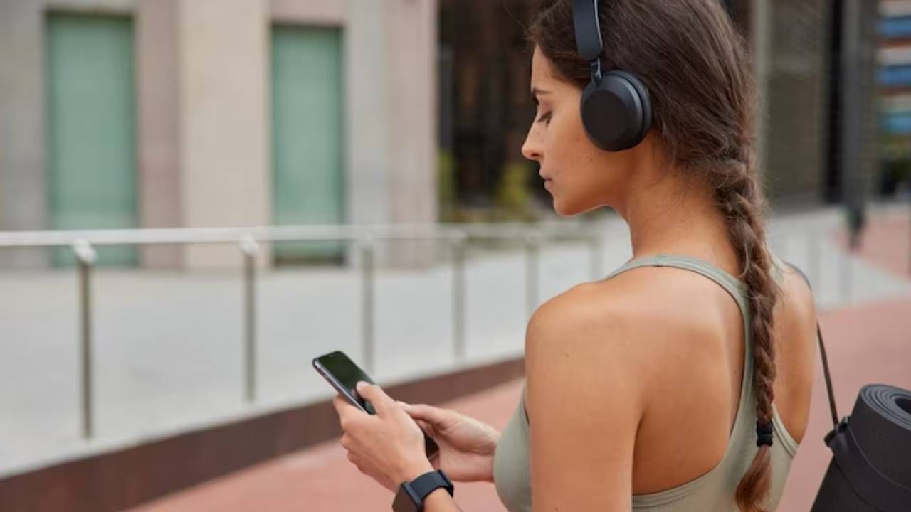 World Hearing Day 2023 : हेडफोन-ईअरफोनच्या सवयीमुळे वाढतोय बहिरेपणा, जाणून घ्या कितीवेळ वापरणे ठरते योग्य ?