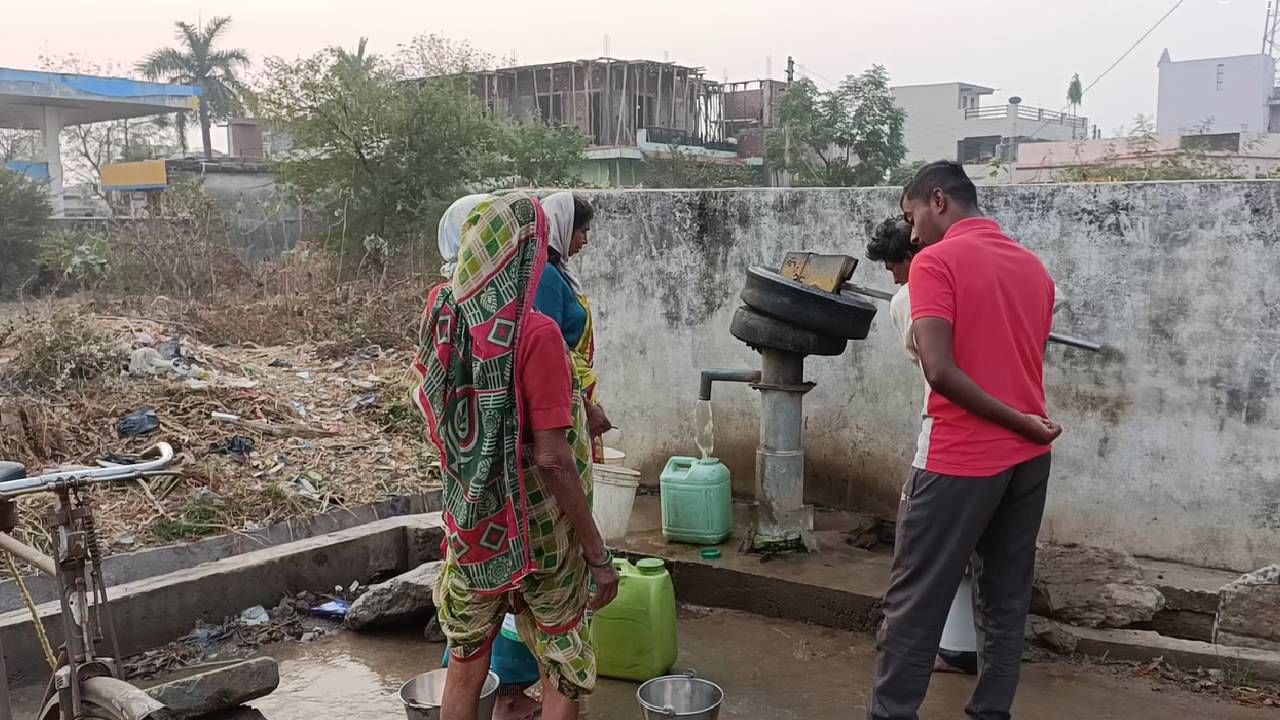 मोहाडी शहरात 2-3 दिवसाआड पाणी मिळत असल्याने मोहाड़ित भीषण जलसंकट बळावले आहे. मोहाडी नगर पंचायतीच्या नियोजनाचा चुकीच्या कारभारामुळे उन्हाळ्याच्या प्रारंभीच नागरिकांची भटकंती वाढली आहे.