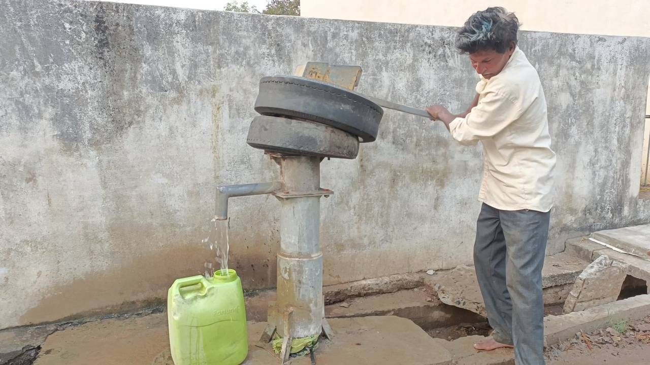 सध्या उन्हाळ्याची फक्त चाहूल लागलेली आहे. कडक उन्हाळा यायला अजून एक महिना बाकी असताना मोहाडी शहरात पाण्याची टंचाई निर्माण झाल्याने नागरिकांमध्ये रोष निर्माण झाला आहे