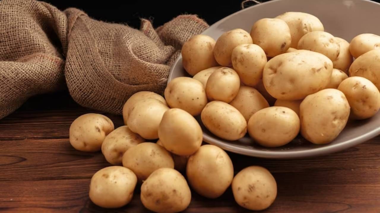 बटाट्याच्या सालामध्येही असे अनेक पोषक घटक असतात, जे पोट आणि हृदय निरोगी ठेवण्यास खूप मदत करतात. त्यामुळेच बटाट्याचे सालासकटच सेवन करावे.