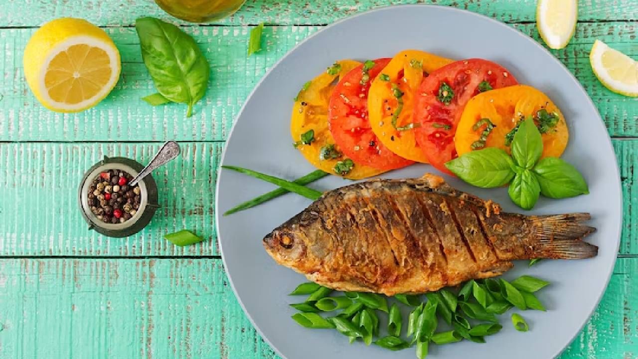आहारात ओमेगा-3 फॅटी ॲसिडयुक्त पदार्थांचा समावेश करा. मांसाहारी पदार्थ खात असाल तर मासे जरूर खावेत. तसेच व्हिटॅमिन डी-ची कमतरता निर्माण होऊ देऊ नका. 