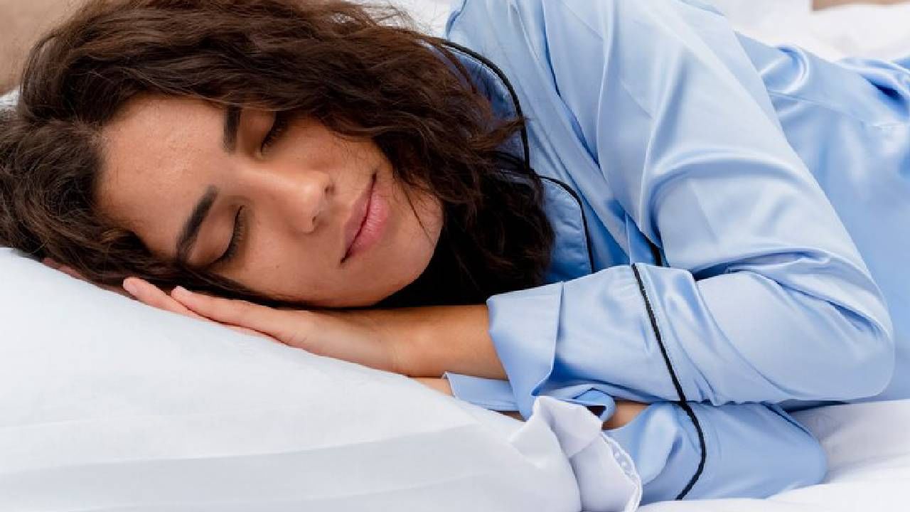शांत झोपेमुळे मेंदूवर चांगला प्रभाव पडतो. यामुळे वेळेपूर्वीच स्मरणशक्ती कमी होत नाही आणि शरीरात हॅपी हार्मोन्स वाढतात. 