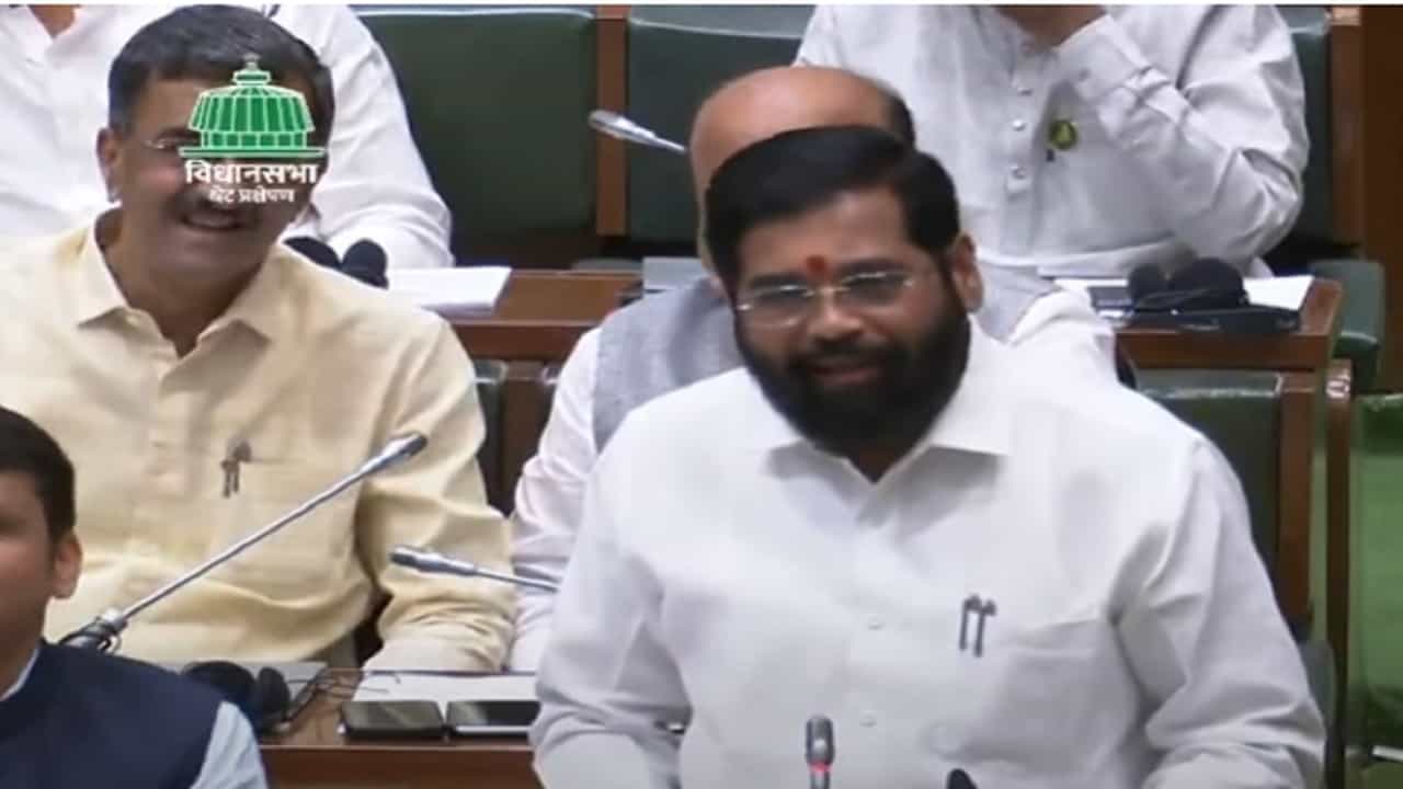 पहाटेच्या शपथविधीवरून मुख्यमंत्री एकनाथ शिंदे यांची सभागृहात जोरदार मिश्किल टोलेबाजी, बघा व्हिडीओ पहाटेच्या शपथविधीवरून मुख्यमंत्री एकनाथ शिंदे यांची सभागृहात जोरदार मिश्किल टोलेबाजी, बघा व्हिडीओ