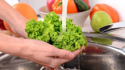 भाज्या धुवायची नेमकी पद्धत काय? काय स्टेप्स फॉलो केल्या पाहिजेत? वाचा