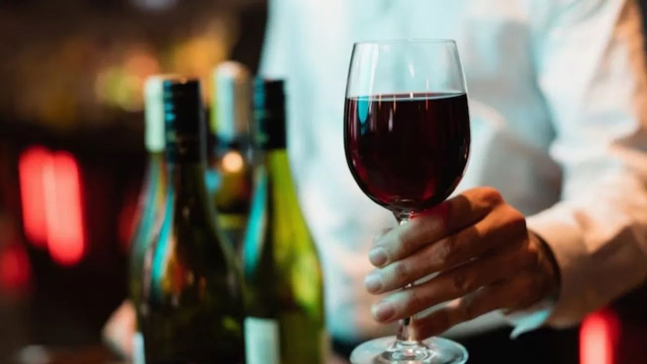 वाइन बॉटल ओपन केल्यानंतर ती पूर्णपणे संपवली पाहीजे. कारण ओपन केलेली बॉटल पुन्हा ठेवल्यास वाइनचं फ्रेशनेस आणि फ्लेवर जातो.(Photo credit: Freepik)