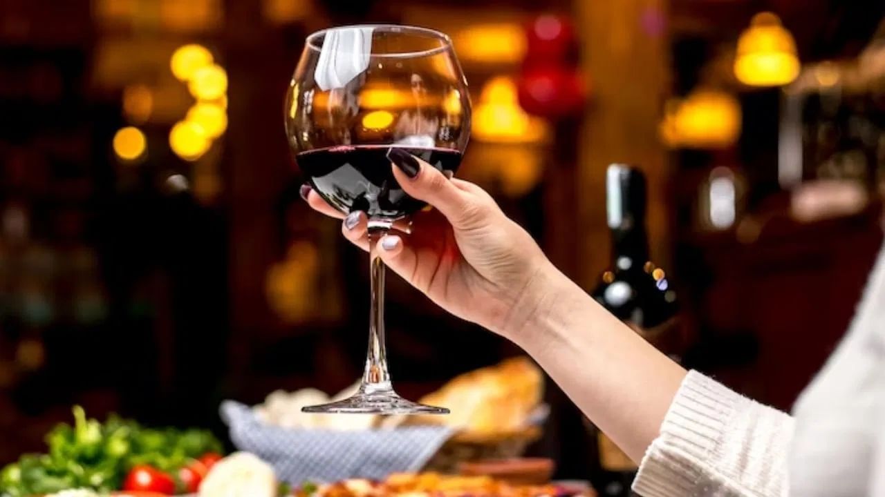 वाइन ग्लास पकडण्याचाही एक ट्रिक आहे. वाइन ग्लास कायम खालच्या बाजून पकडायचा असतो. अन्यथा वाइनमध्ये हीट पास होऊ शकते.  (Photo credit: Freepik)