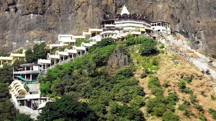 आधी सीसीटीव्हीला चुना फासला अन् मग सप्तशृंगी देवी मंदिराच्या दानपेटीवर डल्ला मारला, पाहा व्हीडिओ... आधी सीसीटीव्हीला चुना फासला अन् मग सप्तशृंगी देवी मंदिराच्या दानपेटीवर डल्ला मारला, पाहा व्हीडिओ...