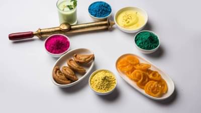 Holi 2023 : रंग खेळताना आरोग्याकडे बिलकूल करू नका दुर्लक्ष, अशी घ्या खाण्या-पिण्याची काळजी