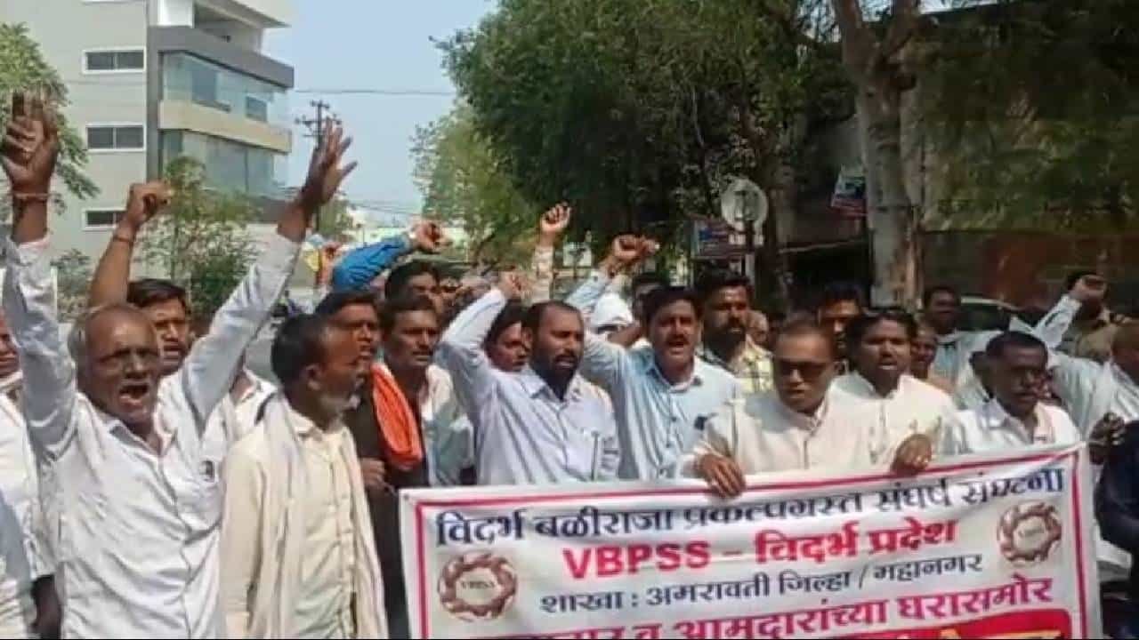 राणा दाम्पत्याच्या घरासमोर डफली बजाओ आंदोलन; पोलिसांचा कडक बंदोबस्त