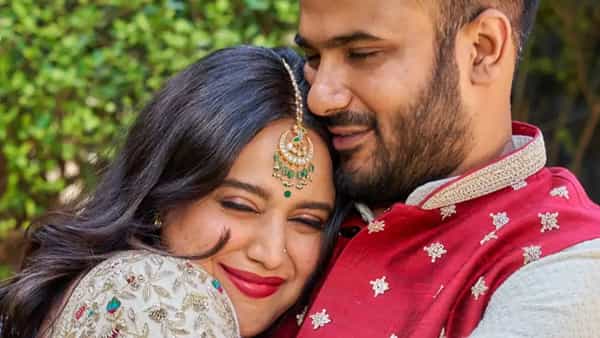 बाॅलिवूड अभिनेत्री स्वरा भास्कर (Swara Bhaskar) हिने काही दिवसांपूर्वी लग्नाचे फोटो शेअर करत चाहत्यांना मोठा धक्का दिला. विशेष म्हणजे जानेवारी महिन्यातच स्वराने लग्नगाठ बांधली.
