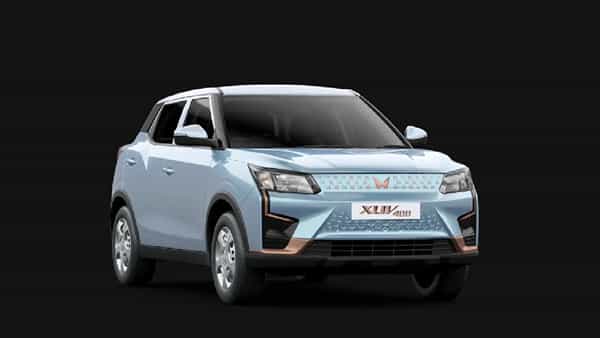 Tata Curvv EV: टाटा कर्व्ह कॉन्सेप्ट एसयुव्ही मागच्या वर्षी सादर करण्यात आली होती. तेव्हापासून या गाडीची जोरदार चर्चा आहे. कॉन्सेप्ट सादर केल्यानंतर या गाडीबाबत उत्सुकता शिगेला पोहोचली आहे. ही नवी इव्ही आयसीई आणि ऑल इलेक्ट्रिक पॉवरट्रेन या दोन्ही पर्यांयासह येईल. या गाडीच्या ऑल इलेक्ट्रि व्हेरियंटमध्ये दोन बॅटरी पॅकचा पर्याय असण्याची शक्यता आहे. (फोटो- TATA)