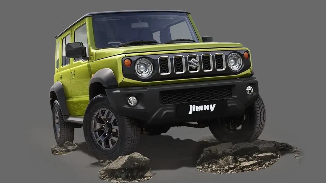 Maruti Jimny EV: मारुती जिम्नी इव्ही लवकरच भारतात लाँच केली जाणार आहे. ही देशातील पहिली ऑफ रोड कार्सपैकी एक असेल. ही गाडी ऑल इलेक्ट्रिक पॉवरट्रेनसह सादर केली जाईल. जिम्नी इव्हीच्या स्टँडर्स स्ट्रक्चरमध्ये 4WD सेटअपसह बॉडी ऑन फ्रेम आर्किटेक्चरसह येईल. जिम्नीला 1.5L NA पेट्रोल इंजिनसह सादर केलं जाण्याची शक्यता आहे. (फोटो- Maruti)