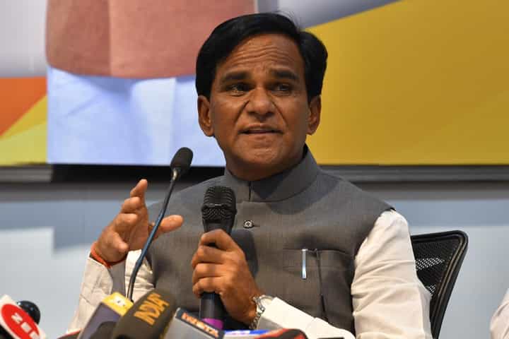 आम्हाला जातीयवादी म्हणताहेत, ते आमच्या पंगतीत बसून जेवले अन् ..., भाजपच्या 'या' बड्या नेत्याचा पलटवार आम्हाला जातीयवादी म्हणताहेत, ते आमच्या पंगतीत बसून जेवले अन् ..., भाजपच्या 'या' बड्या नेत्याचा पलटवार