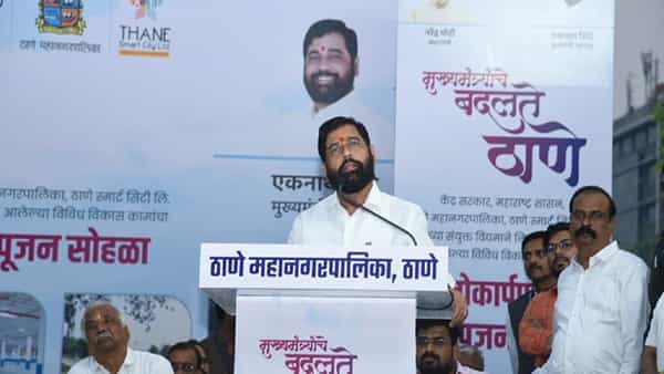 ठाणे शहरातील विविध विभागांतील विकासकामांचे लोकार्पण आज मोठ्या उत्साहात करण्यात आले. ठाणे शहरातील ज्ञानसाधना महाविद्यालयालगतच्या सर्व्हिस रोडवर सुशोभीकरण करून तयार करण्यात आलेले उद्यान आणि जॉगिंग ट्रॅक, तसेच वागळे इस्टेट विभागातील २२ नंबर सर्कल येथील सुशोभीकरण तसेच ठाणे महानगरपालिका परिवहन सेवेत ११ नवीन इलेक्ट्रिक बसेसचे लोकार्पण आणि शहरातील ३९१ कोटी रुपयांच्या काँक्रीटच्या रस्त्यांचे भूमिपूजन मुख्यमंत्र्यांच्या हस्ते आज करण्यात आले.
