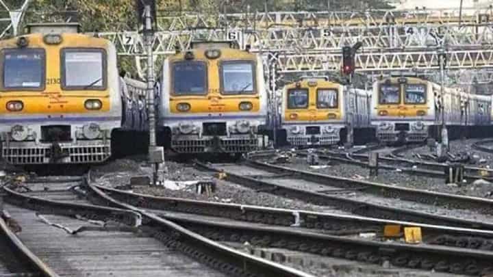 मुंबईकरांनो, लोकलचं वेळापत्रक पाहा अन् मगच घराबाहेर पडा; 'या' मार्गांवर आज मेगाब्लॉक मुंबईकरांनो, लोकलचं वेळापत्रक पाहा अन् मगच घराबाहेर पडा; 'या' मार्गांवर आज मेगाब्लॉक