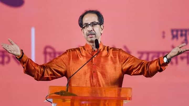 पुन्हा जीभ हासडण्याची भाषा कराल तर..., शिवसेना नेत्यानं थेट उद्धव ठाकरे यांना फटकारलं पुन्हा जीभ हासडण्याची भाषा कराल तर..., शिवसेना नेत्यानं थेट उद्धव ठाकरे यांना फटकारलं