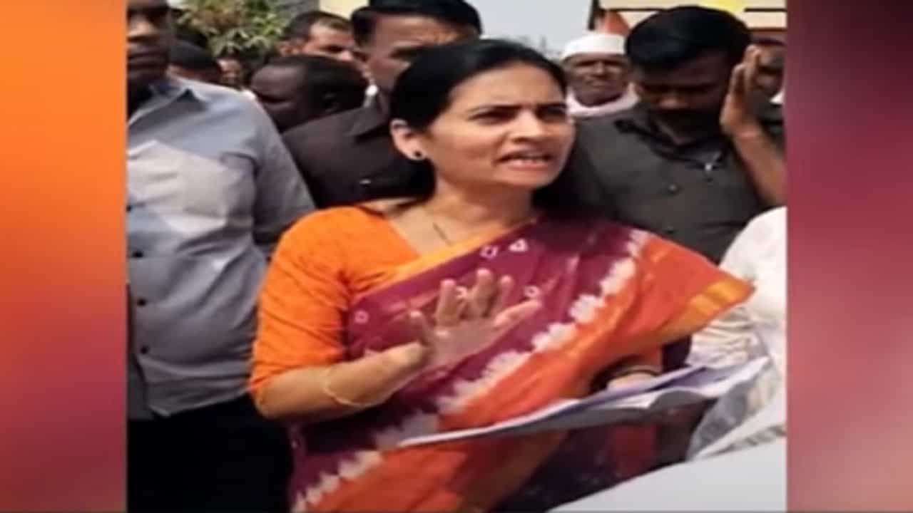 मंत्री भारती पवार यांना कांदा उत्पादक शेतकऱ्यांनी घातला घेराव, कुठं घडला प्रकार? मंत्री भारती पवार यांना कांदा उत्पादक शेतकऱ्यांनी घातला घेराव, कुठं घडला प्रकार?