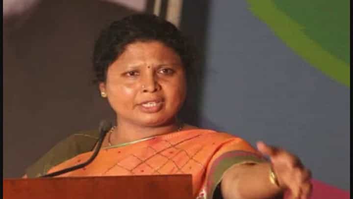 सुषमा अंधारे यांनी मुख्यमंत्री एकनाथ शिंदे यांना भर सभेत दिलं थेट आव्हान, काय म्हणाले बघा सुषमा अंधारे यांनी मुख्यमंत्री एकनाथ शिंदे यांना भर सभेत दिलं थेट आव्हान, काय म्हणाले बघा