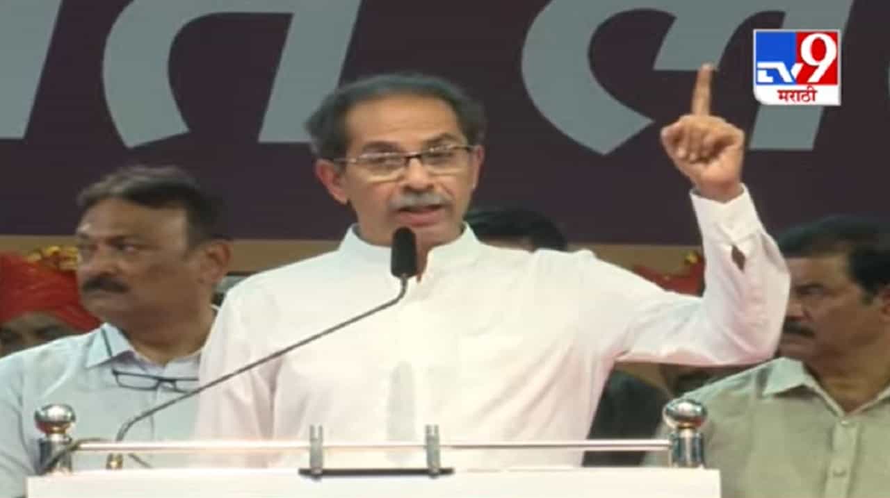 'तुटक्या-फुटक्या एसटीवर स्वतःचा हसरा फोटो लावताना..', उद्धव ठाकरे यांचा शिंदे फडणवीस सरकारवर घणाघात 'तुटक्या-फुटक्या एसटीवर स्वतःचा हसरा फोटो लावताना..', उद्धव ठाकरे यांचा शिंदे फडणवीस सरकारवर घणाघात