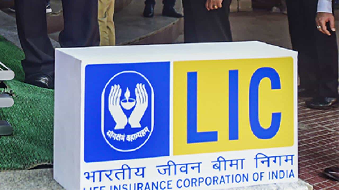 LIC Premium : विम्याचा हप्ता भरण्यासाठी कार्यालय गाठता कशाला, आता हप्ता भरा घरबसल्या