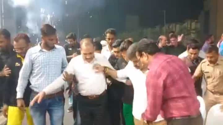जितेंद्र आव्हाड व्यासपीठावर गेले आणि व्यासपीठचं कोसळलं, कुठं घडला प्रकार? जितेंद्र आव्हाड व्यासपीठावर गेले आणि व्यासपीठचं कोसळलं, कुठं घडला प्रकार?