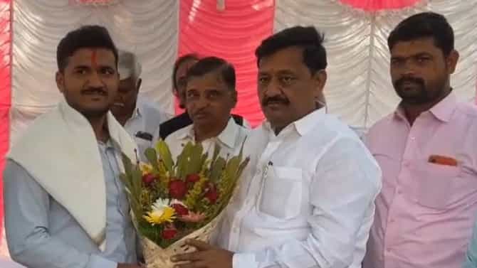 वडिलांचे निधन झाले, आईने पाठबळ दिले; एमपीएससीत यशस्वी झालेल्या केदारची गावात मिरवणूक