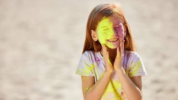 Holi 2023 : बनावट रंगामुळे त्वचेचे आणि आरोग्याचे होते नुकसान, होळीची मजाही होईल कमी, असे ओळखा बनावट रंग