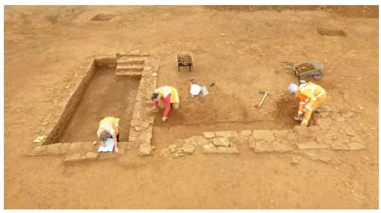 इंग्लंडमध्ये उत्खननादरम्यान पुरातन विभागाला सापडली अशी गोष्ट, पाहून सगळेच थक्क इंग्लंडमध्ये उत्खननादरम्यान पुरातन विभागाला सापडली अशी गोष्ट, पाहून सगळेच थक्क