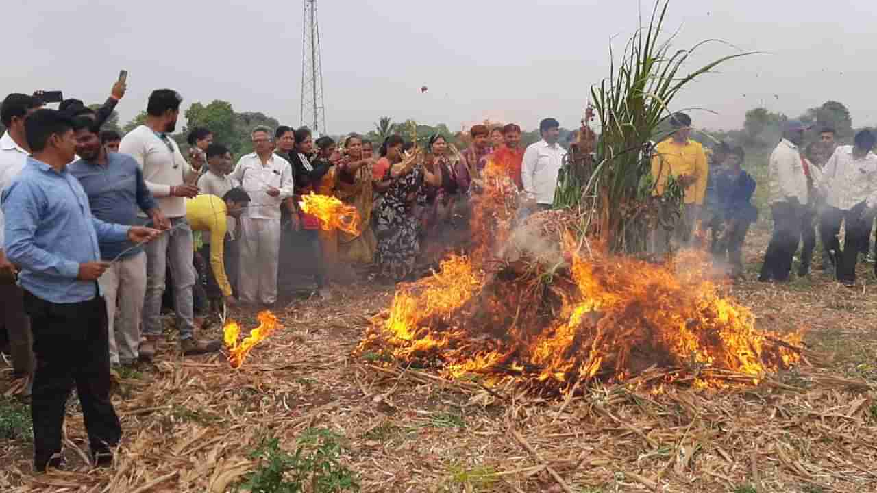 कांद्याची होळी करत बळीराजा ढसाधसा रडला, आमच्याच वाट्याला हे दु:ख का? म्हणत बळीराजा संतापला...