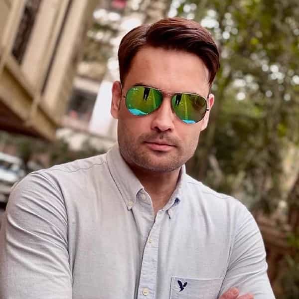 'प्यार की ये एक कहानी', 'मधुबाला', 'शक्ती- अस्तित्व के एहसास की' यांसारख्या मालिकांमध्ये भूमिका साकारलेला प्रसिद्ध टेलिव्हिजन अभिनेता विवियन डिसेना सध्या त्याच्या लग्नामुळे चर्चेत आला आहे.