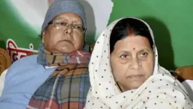 राबडी देवींच्या नावाने जमीन करा, उद्या रेल्वेत नोकरी! बिहारच्या कथित घोटाळ्याची चर्चा, काय आहेत आरोप?