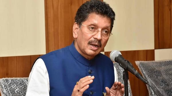 Deepak Kesarkar : बाळासाहेब कधी कोणी सोडून गेला म्हणून असं बोलत नव्हते, केसरकर यांचा ठाकरे यांच्यावर निशाणा