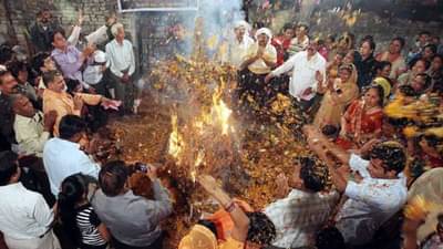 होळीच्या सणाला टिमकीचं वादन! कुठे होते साजरी आगळी-वेगळी होळी, जाणून घ्या