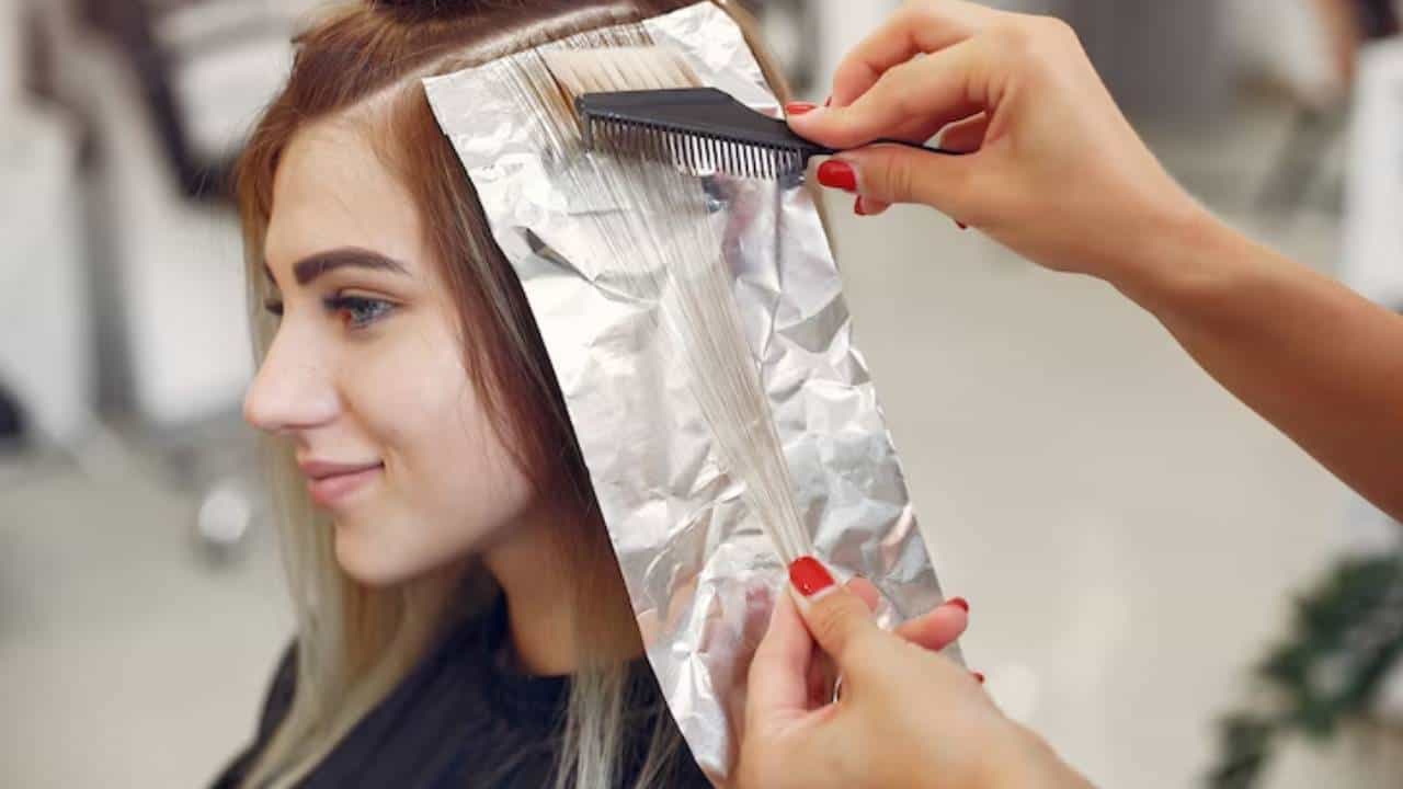 हेअर कलरमुळे केस झालेत निर्जीव ? या टिप्स फॉलो केल्यात तर डॅमेज होणार नाहीत केस