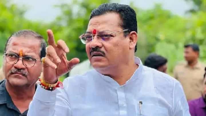 औरंगजेबची कबर हैदराबादला हलवली तर ती ओवेसीला जरा जवळची पडेल, संजय शिरसाट यांचा घणाघात औरंगजेबची कबर हैदराबादला हलवली तर ती ओवेसीला जरा जवळची पडेल, संजय शिरसाट यांचा घणाघात