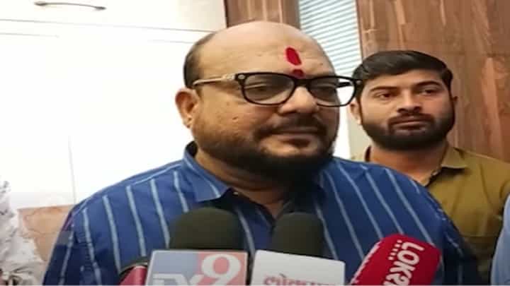 आम्ही रक्त पिणारे ढेकूण नाही तर..., उद्धव ठाकरे यांच्या 'त्या' टीकेला गुलाबराब पाटील यांचे प्रत्युत्तर आम्ही रक्त पिणारे ढेकूण नाही तर..., उद्धव ठाकरे यांच्या 'त्या' टीकेला गुलाबराब पाटील यांचे प्रत्युत्तर