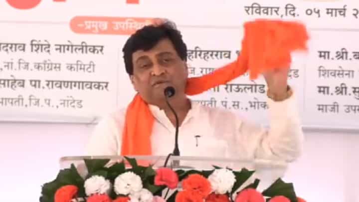 गळ्यात भगवा शेला घालून काँग्रेस नेते अशोक चव्हाण नेमकं काय म्हणाले, व्हिडीओ होतोय व्हायरल गळ्यात भगवा शेला घालून काँग्रेस नेते अशोक चव्हाण नेमकं काय म्हणाले, व्हिडीओ होतोय व्हायरल
