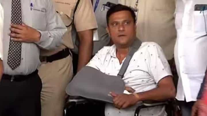 Sandeep Deshpande यांच्या निषेधार्थ नागपुरात मनसे कार्यकर्त्यांचं काळ्या पट्ट्या बांधत मूक आंदोलन Sandeep Deshpande यांच्या निषेधार्थ नागपुरात मनसे कार्यकर्त्यांचं काळ्या पट्ट्या बांधत मूक आंदोलन