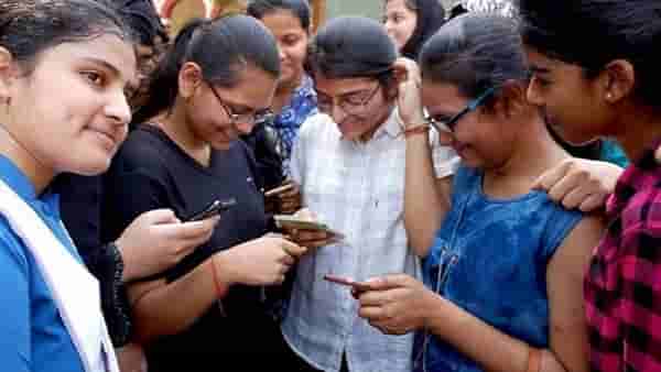 बोर्डाची परीक्षा देणाऱ्यांना कसलं टेंशन; अर्धे लक्ष पेपरमध्ये आणि अर्धे लक्ष बाहेर ? काय घडलं परीक्षा केंद्राच्या बाहेर?