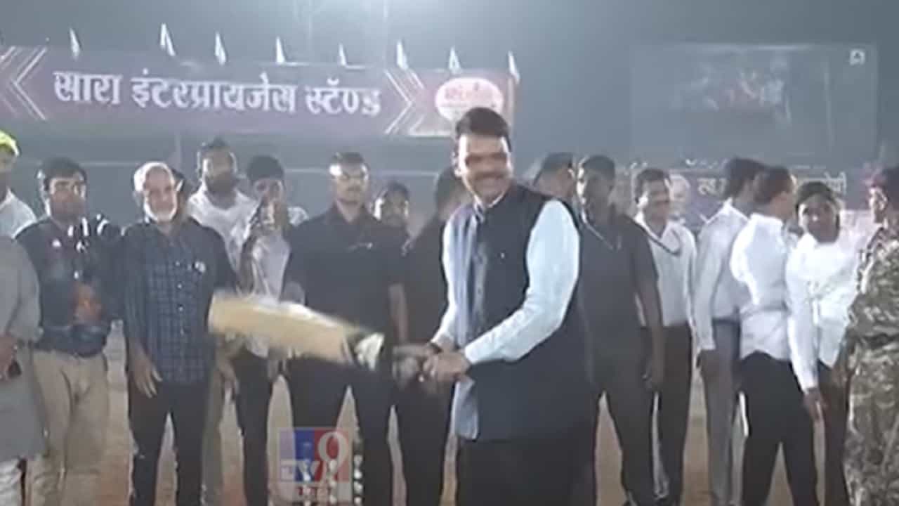 कपिल पाटील यांच्या बॉलिंगवर देवेंद्र फडणवीस यांची तुफान बल्लेबाजी, बघा व्हिडीओ