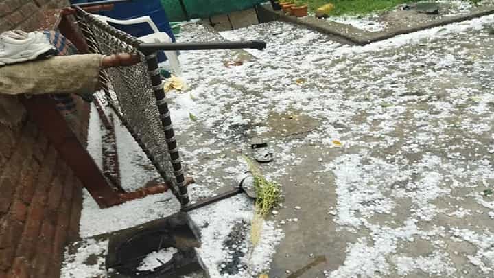 Dhule | धुळे जिल्ह्यातील खोरी टिटाने भागात गारपीट, गारपीटीने मोठं नुकसान Dhule | धुळे जिल्ह्यातील खोरी टिटाने भागात गारपीट, गारपीटीने मोठं नुकसान